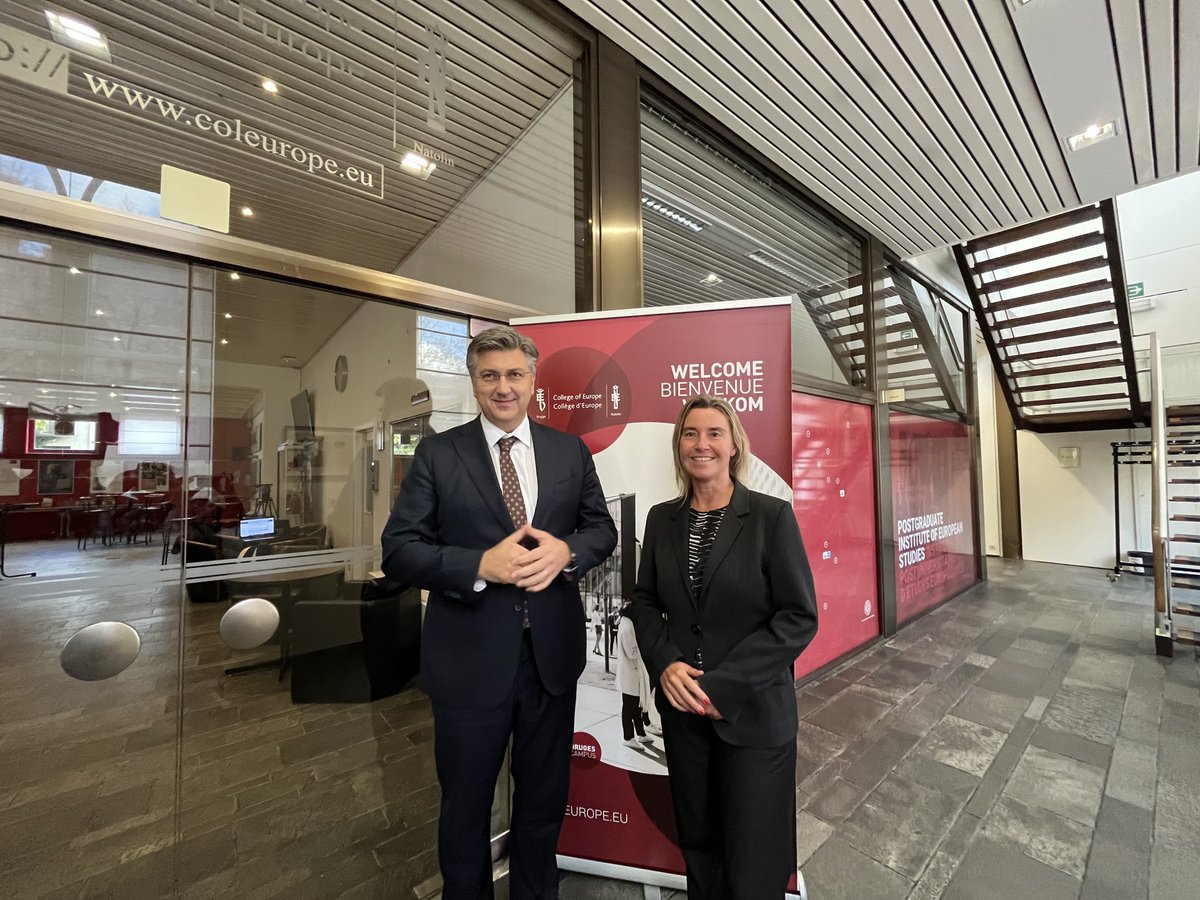 jasnaparo's tweet photo. Brugge: F. Mogherini dočeka premjera Plenkovica u College of Europe gdje će održati predavanje “The European Union at the crossroads - Croatia’s experience and priorities”⁦@hrtvijesti⁩ https://t.co/yOFcvJixGq