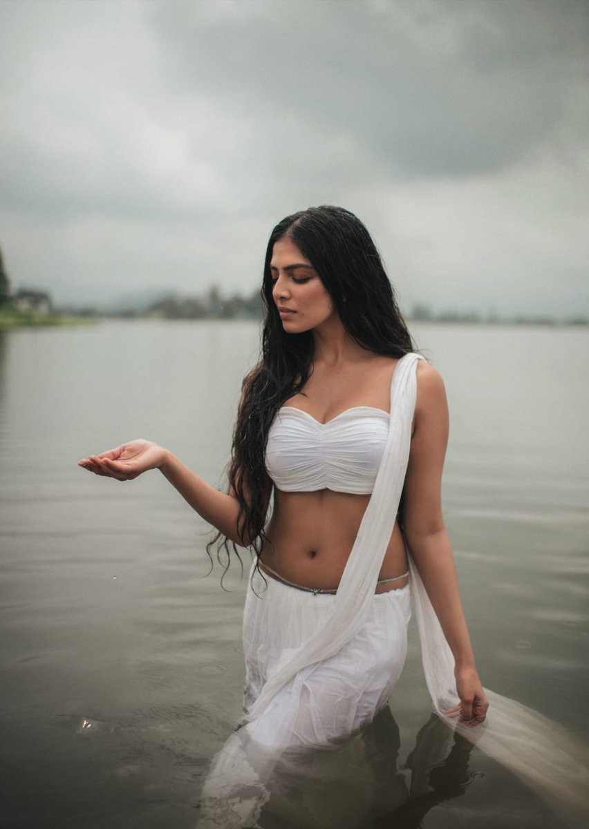 Tvfcsrilanka's tweet photo. White 🤍 #Malavikamohanan

#milf #Suriya43 #kajalagarwal #tamannahhot #disha #Keerthy #Nayantharahot #hotgirl #hotactress #Rachithahot #Kamamagarani #shriyasaranhot
#SalaarComingBloodySoon
#LeoHits500Crs #dharshagupta
#bollywood #hollywood #actress #armpit #bollywoodactress https://t.co/5pfdyd6kRm