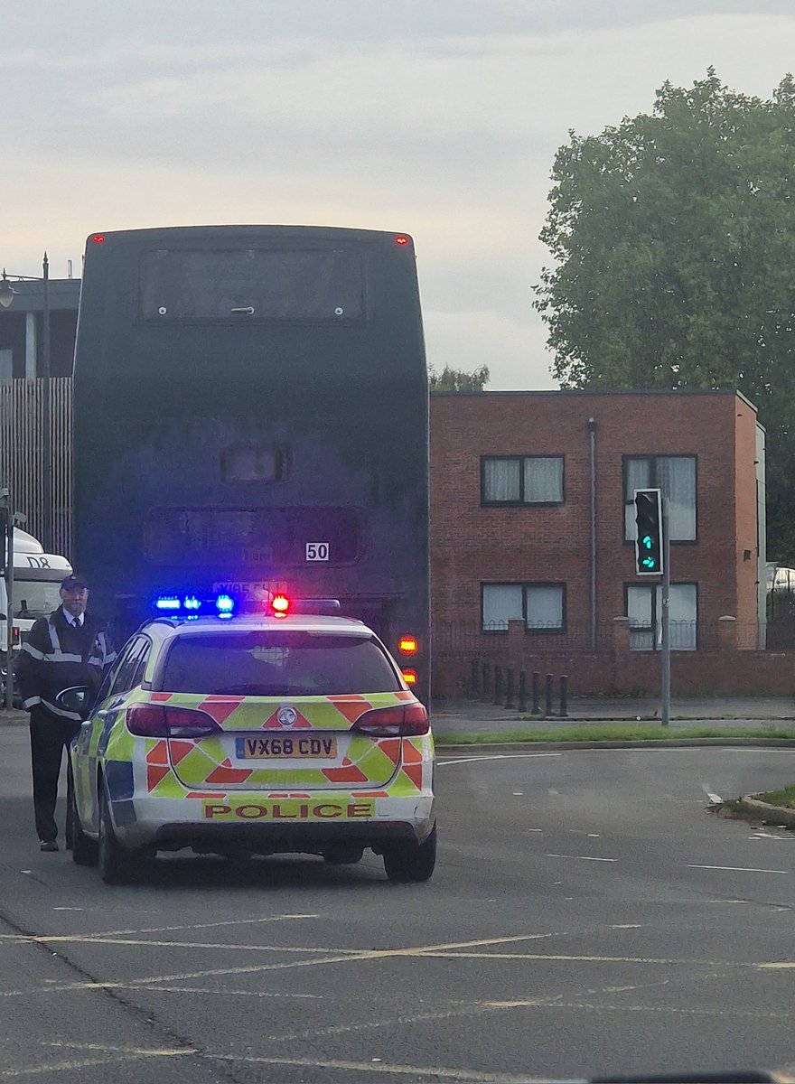 southsidecops's tweet image. 🚓🚌 Attention, Hereford! A bus has decided to take a pit stop near Asda and block a lane. 🛑 You can't park there mate! 😅 Our friendly officers are on the scene to keep things moving. Please plan your route accordingly. 🚦  #HerefordHappenings