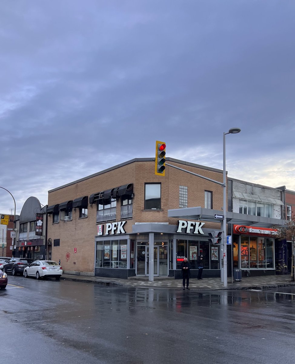 the recently twitter famous Quebec PFK is right in front of my gym lol