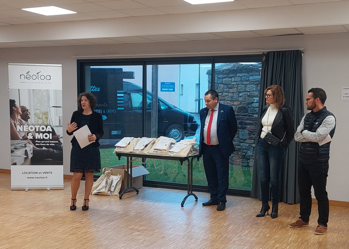 Hier, nous avons remis les clefs 🗝 de leur nouveau logement à 25 familles dans notre nouvelle résidence de Bain de Bretagne.  Cette construction répond aux enjeux actuels en proposant des logements sur des terrains déjà artificialisés dans une logique de sobriété foncière.