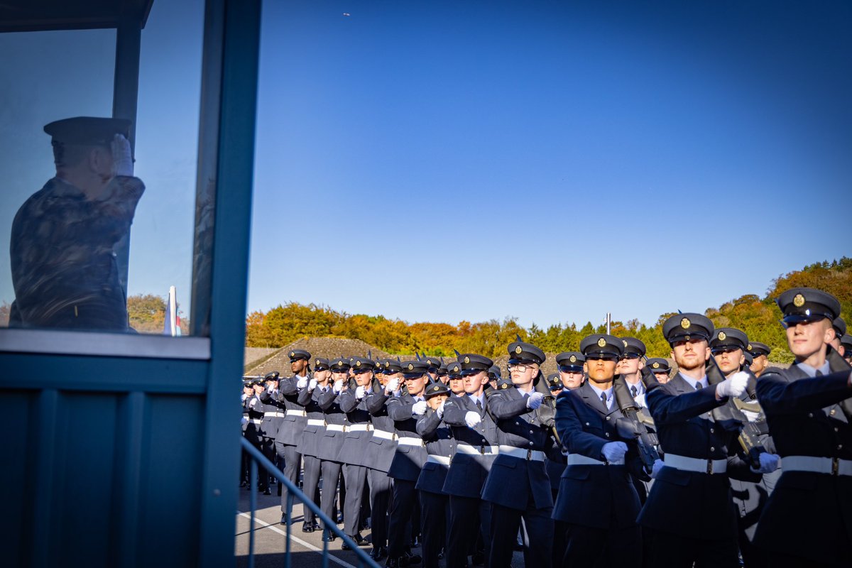 RAFHalton's tweet photo. Congratulations to the recruits from Arnold intake 728 who graduated from the basic recruit training course at RAF Halton today.
Good luck to you all in your Phase 2 training and your future RAF careers.π¬π§
#RAF #RAFRecruitment #OneTeamTrainingPeopleForDefence https://t.co/vfgK7eOpCr