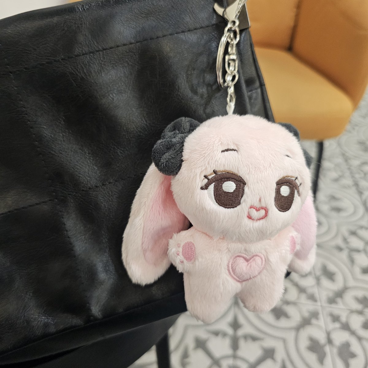 삼깽이 다들 받으셨나요?🐰
삼깽이는 가방에 달아도 넘 귀엽고 예뻐요
누굴 닮아 이렇게 귀여운지(삼공언니)
열녀본방사수 삼깽이와 같이 할 날이 얼마안남았네요 ㅎㅎ