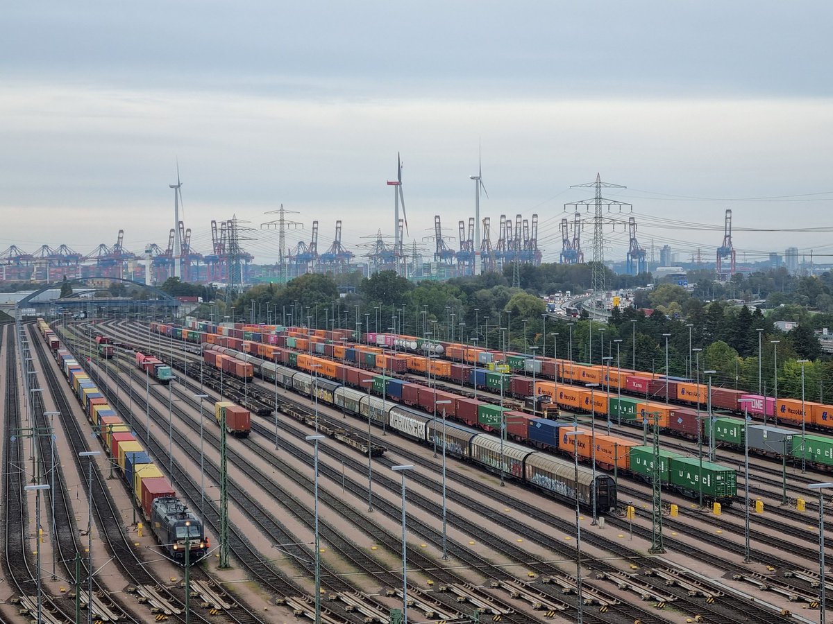 ERA_railways's tweet photo. The first day of the 3rd ERA #Multimodal Conference started with the technical visit to the HPA control center, with a view on the major terminals of #Hamburg Port ๐ค
#Multimodal23 @PortofHamburg https://t.co/uT4S25CRBi