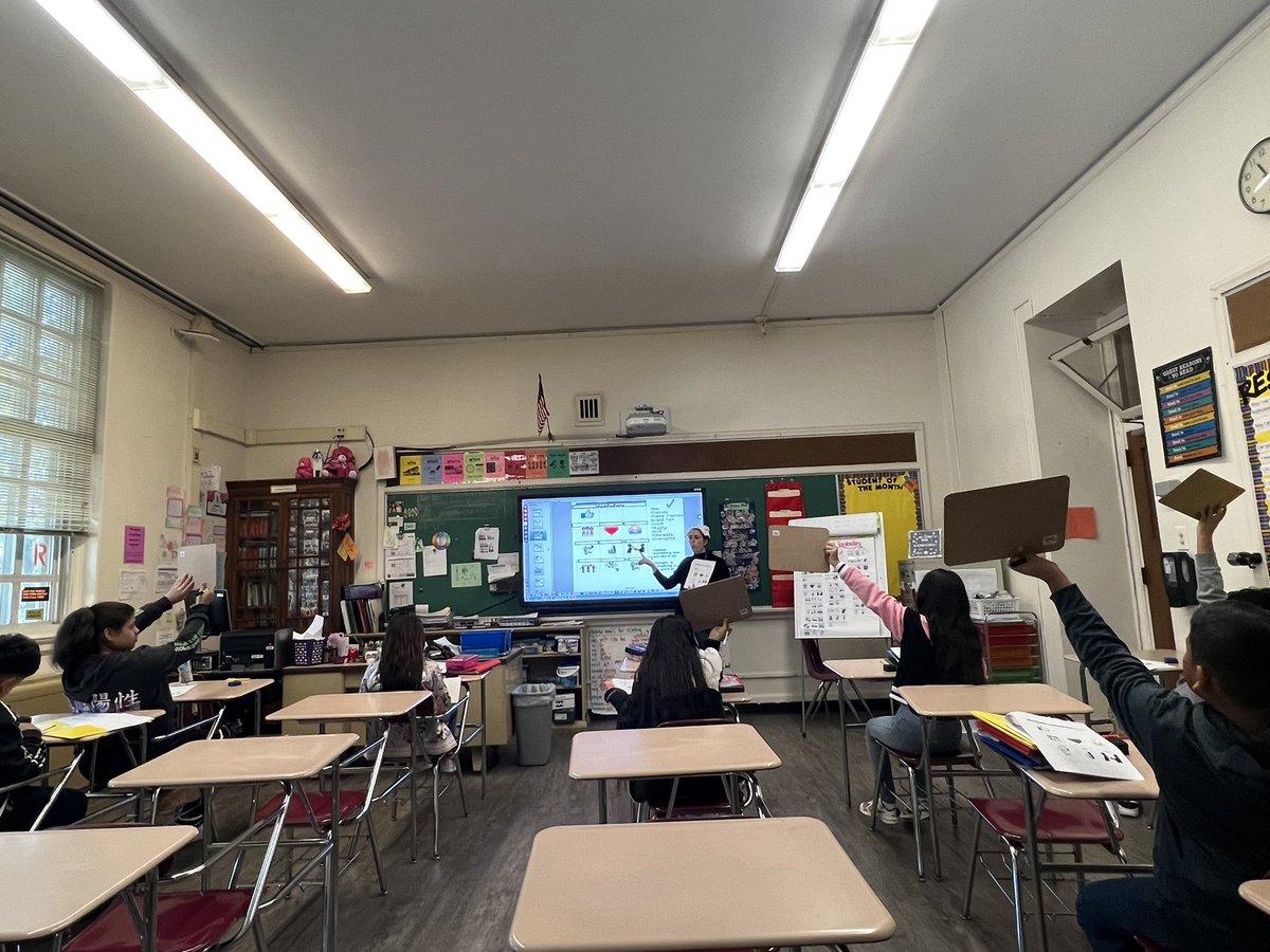 gcsd_wlenl's tweet photo. Ms. Donato’s ELA 6 class practiced their vocabulary skills in English, and the difference between “strengths” and “interests.” Students verbally exchanged what they like and what they are good at.    #glencovepride #embracinginclusivity https://t.co/TFVggRfgpk