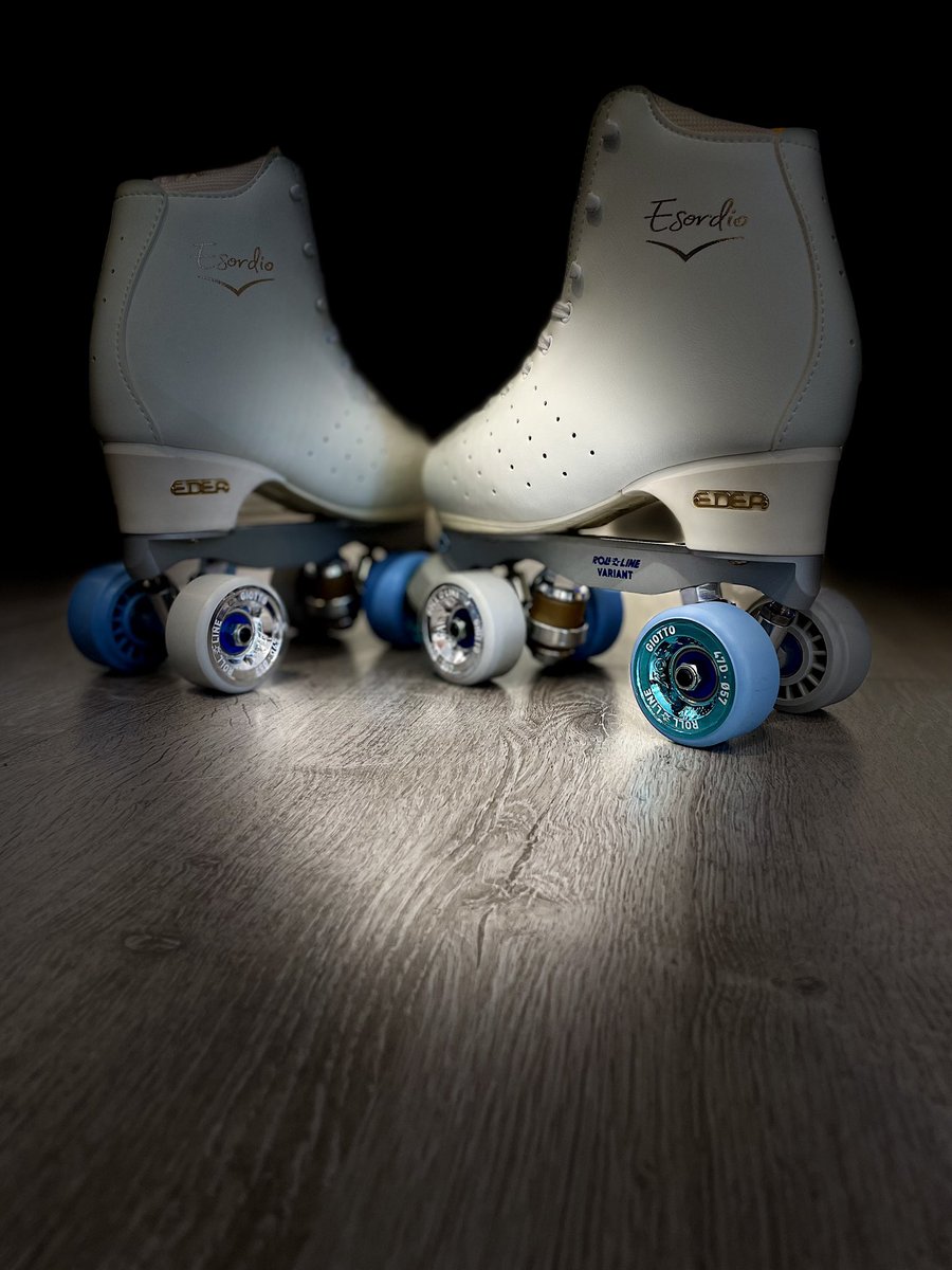 e3rollerskating's tweet photo. Botas Edea 🛼  ¿Sabrías decirnos todos los elementos que forman este maravilloso conjunto? Ya te hemos dado una pista de las botas… 
#figureskating #skating #patinatgeartistic #patinajeartistico #e3rollerskating https://t.co/nJMb2riJ7e