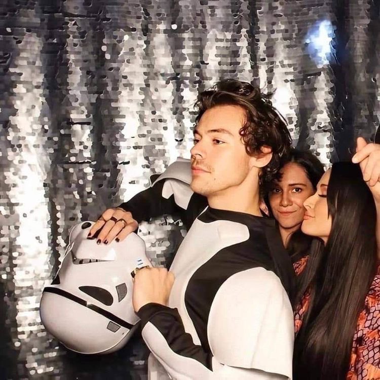 HSFEATURES's tweet photo. Harry Styles on this day. 😋 https://t.co/7XaPHF4eEe