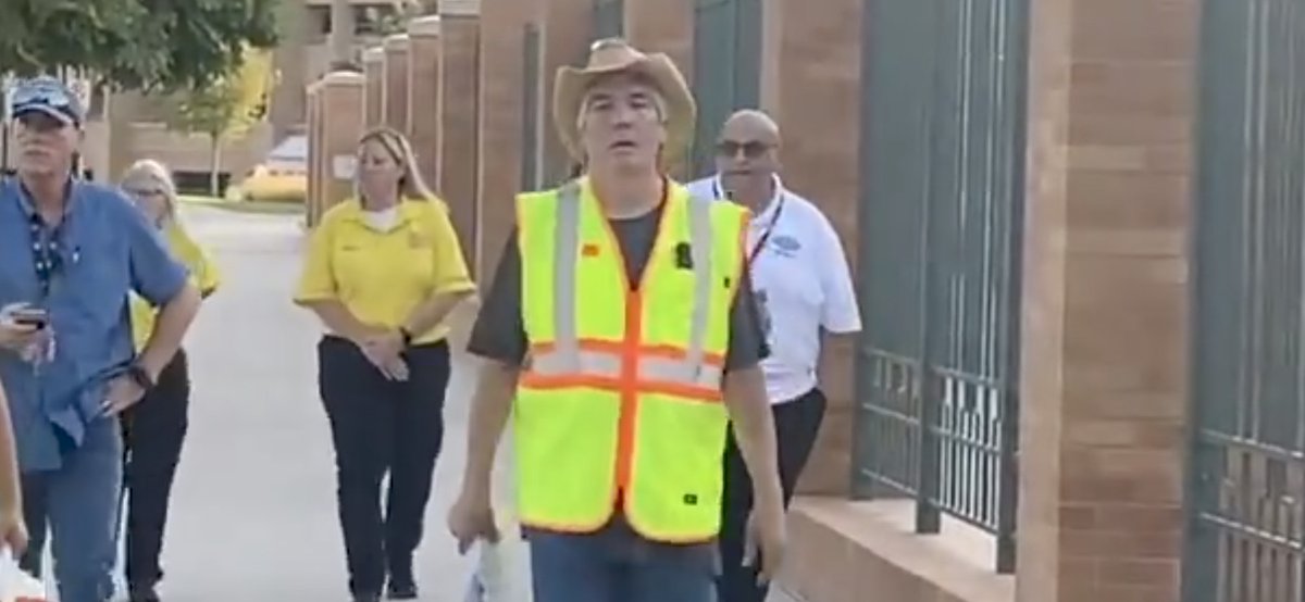 stevanzetti's tweet image. Another unmasked neo-Nazi is David Bloyed, a silver-haired man who was also seen at Torchy's Tacos and protesting outside an LGBTQ inclusive church in Dallas. He was with Young when they received trespassing warnings outside Dickies Arena in Fort Worth.

4/