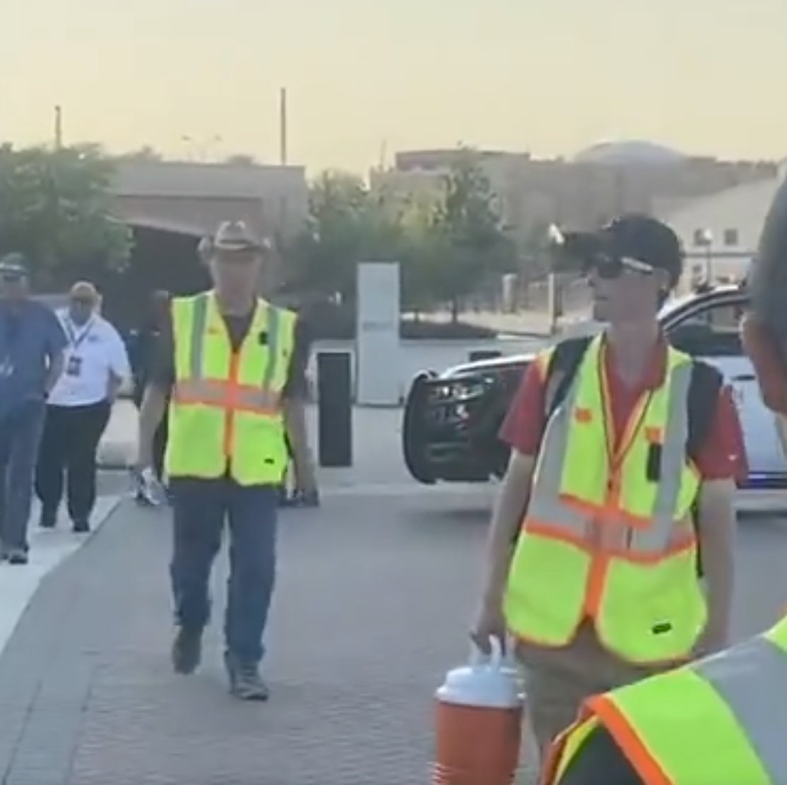 stevanzetti's tweet image. Another unmasked neo-Nazi is David Bloyed, a silver-haired man who was also seen at Torchy's Tacos and protesting outside an LGBTQ inclusive church in Dallas. He was with Young when they received trespassing warnings outside Dickies Arena in Fort Worth.

4/