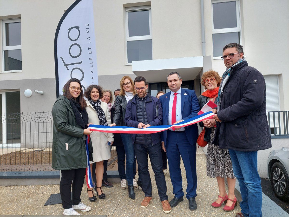 NEOTOA_fr's tweet photo. Hier, nous avons remis les clefs 🗝 de leur nouveau logement à 25 familles dans notre nouvelle résidence de Bain de Bretagne.  Cette construction répond aux enjeux actuels en proposant des logements sur des terrains déjà artificialisés dans une logique de sobriété foncière. https://t.co/kbnWD528Mm