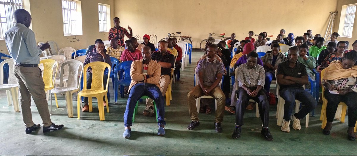 Mu rwego rwo kumenyesha Abaturage bafite amazu ndetse n'abacururiza muri Centres zitandukanye zo mu Murenge wa Remera,Umunyamabanga Nshingwabikorwa w'Umurenge Madam KANZAYIRE Consolée, yakoranye inama nabo igamije kuvugurura Umujyi bijyanye n'igishushanyombonera cy'Akarere