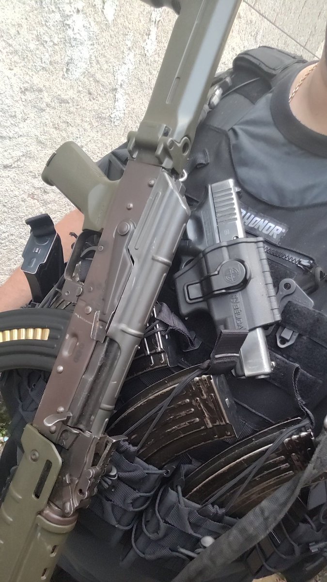 MiliciaNeews2's tweet image. NARCO MILICIANO #PIPITO ,POSTOU ESSA FOTO HORAS ANTES DO OCORRIDO.

COMO ELE CONSEGUIU FUGIR E PERDE SEU EQUIPAMENTO TODO SEM DA UM TIRO ??? DEIXANDO SEU #CHEFE PRA TRÁS ??