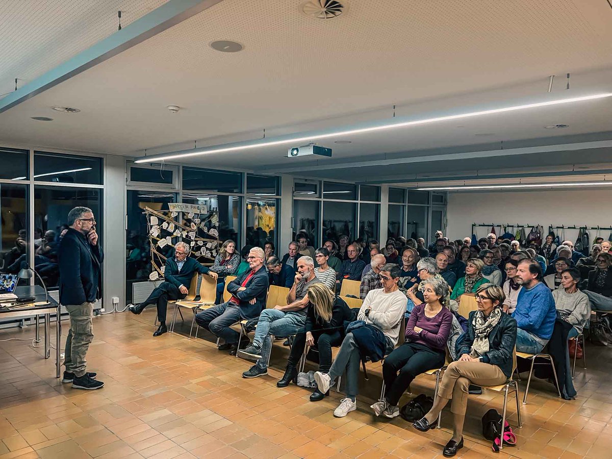 gianlucaweast's tweet photo. Grazie al pubblico che ieri sera ha ascoltato il mio intervento sulla #guerra e sulla #vita. Grazie per le riflessioni di tutti, assai arricchenti. Grazie a Carlo Donadini e alla Pro #Camorino per l'invito. #BooksOnTheGround #REDEA Publishing https://t.co/q1EoN9wD5G