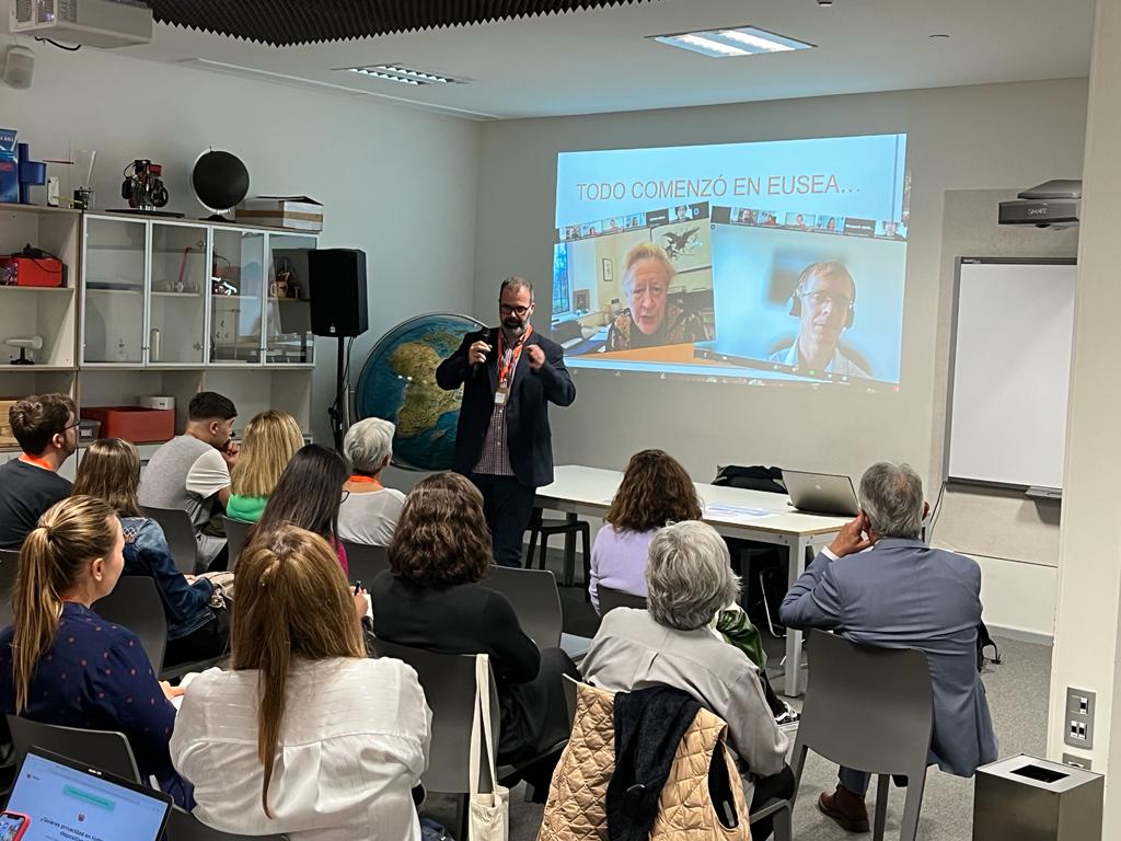 💯 Seguimos en el <a href="/CCSCiencia/">Congreso de Comunicación Social de la Ciencia CCSC</a> y toca el turno de las sesiones paralelas. 

🗣️Nuestro compañero <a href="/MCarrasco77/">Miguel Carrasco</a> explica como la unión hace la ciencia y como ésta se va de festivales a través de la experiencia de <a href="/FDescubre/">Fundación Descubre</a>, presente en <a href="/InterestelarSev/">Interestelar Sevilla</a> 🎉🎶

#CCSC2023