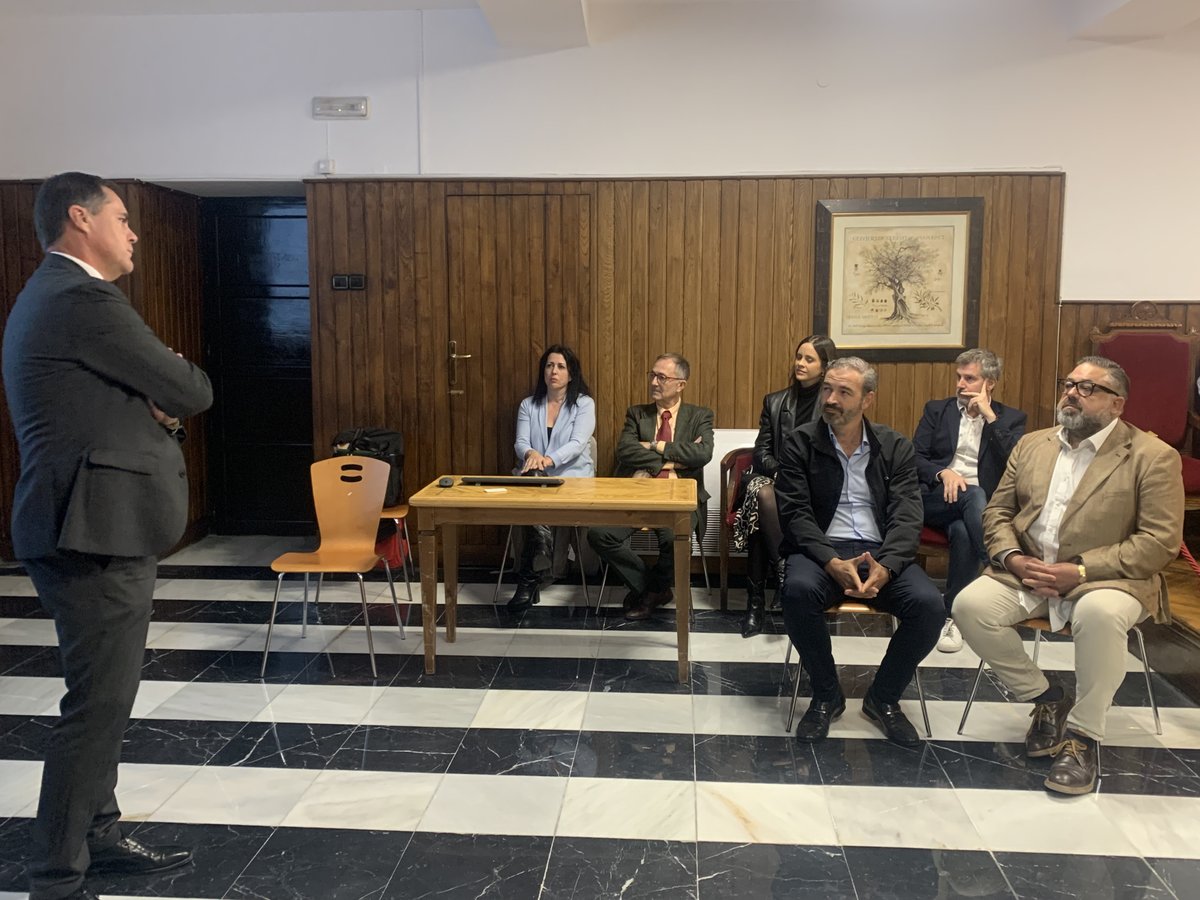 Ayer tuvimos el honor de poder presentar el equipo al completo del JAV a la corporación del Ayto. de Villacarrillo.

Explicamos los dos pilares que sostendrán el JAV.
👉a #formación agrícola 
👉La #incubación y #aceleración de #startups  agritech.

Trabaja en Agri-Cultura 🚀