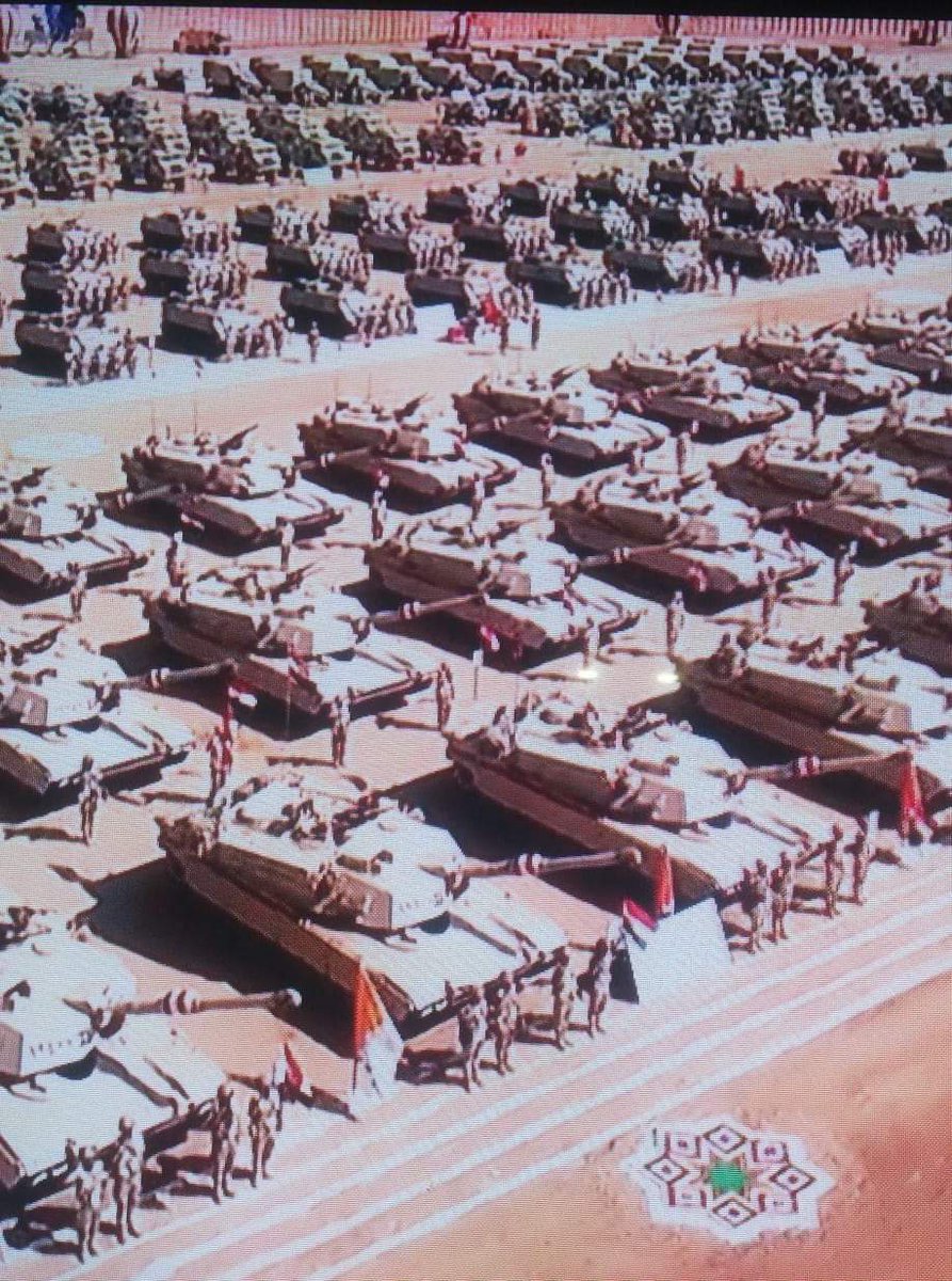 الرئيس السيسى يتفقد إجراءات تفتيش حرب الفرقة الرابعة المدرعة بالجيش التالت الميدانى بالسويس 💪🔥🇪🇬
السيسى استخدام القوة برشد وتعقل دون طغيان 👍👌 الله عليك ياسيسى ♥️🥰ياريت الناس تفهم مضمون الرسالة 👌 نحن لسنا دعاة حرب 👌 ولكن اللى عاوز يقرب يجرب 🔥🇪🇬
تحيا مصر 🇪🇬🇪🇬