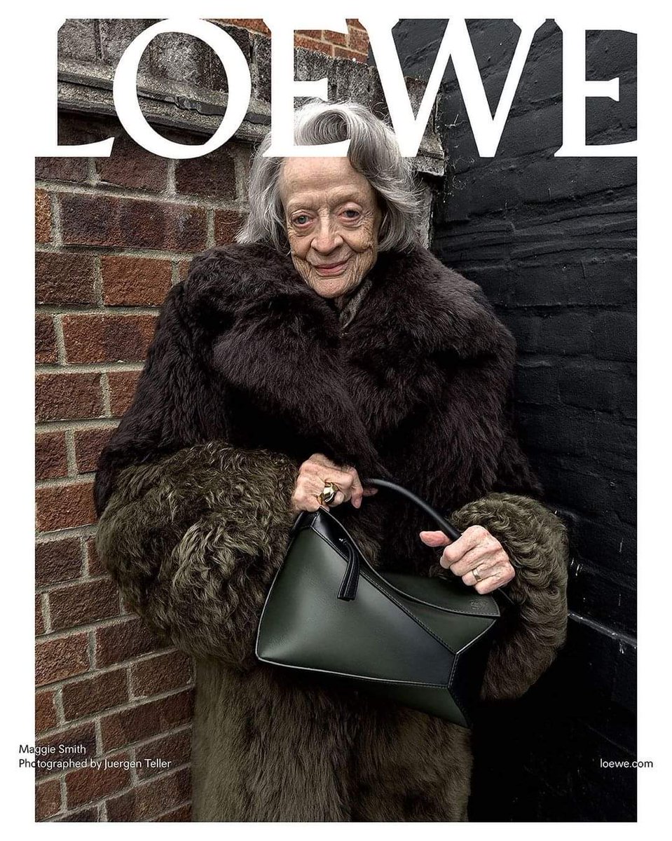SeriesUpdateFR's tweet photo. À 88 ans, Maggie Smith devient la nouvelle égérie de la marque Loewe.✨ https://t.co/Ea2qNRAU6Z