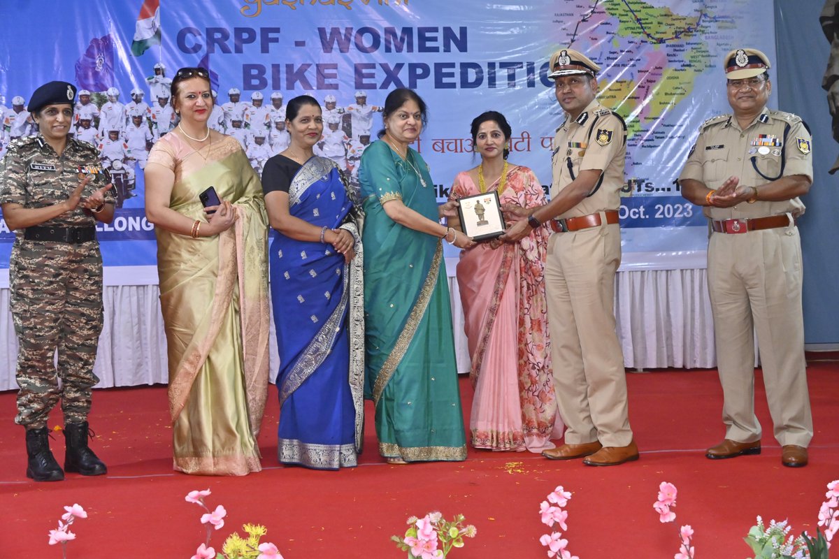 Gc_Gandhinagar's tweet image. श्रीनगर एवं शिलांग की महिला मोटरसाईकल अभियान टीम का फ्लैग ऑफ श्रीमति सोनल शाह, विशिष्ट अतिथि द्वारा दिनांक 25/10/2023 को ग्रुप केन्द्र, केन्द्रीय रिजर्व पुलिस बल, गांधीनगर (गुजरात) से एकता नगर, स्टैच्यू ऑफ यूनिटी के लिए किया गया।