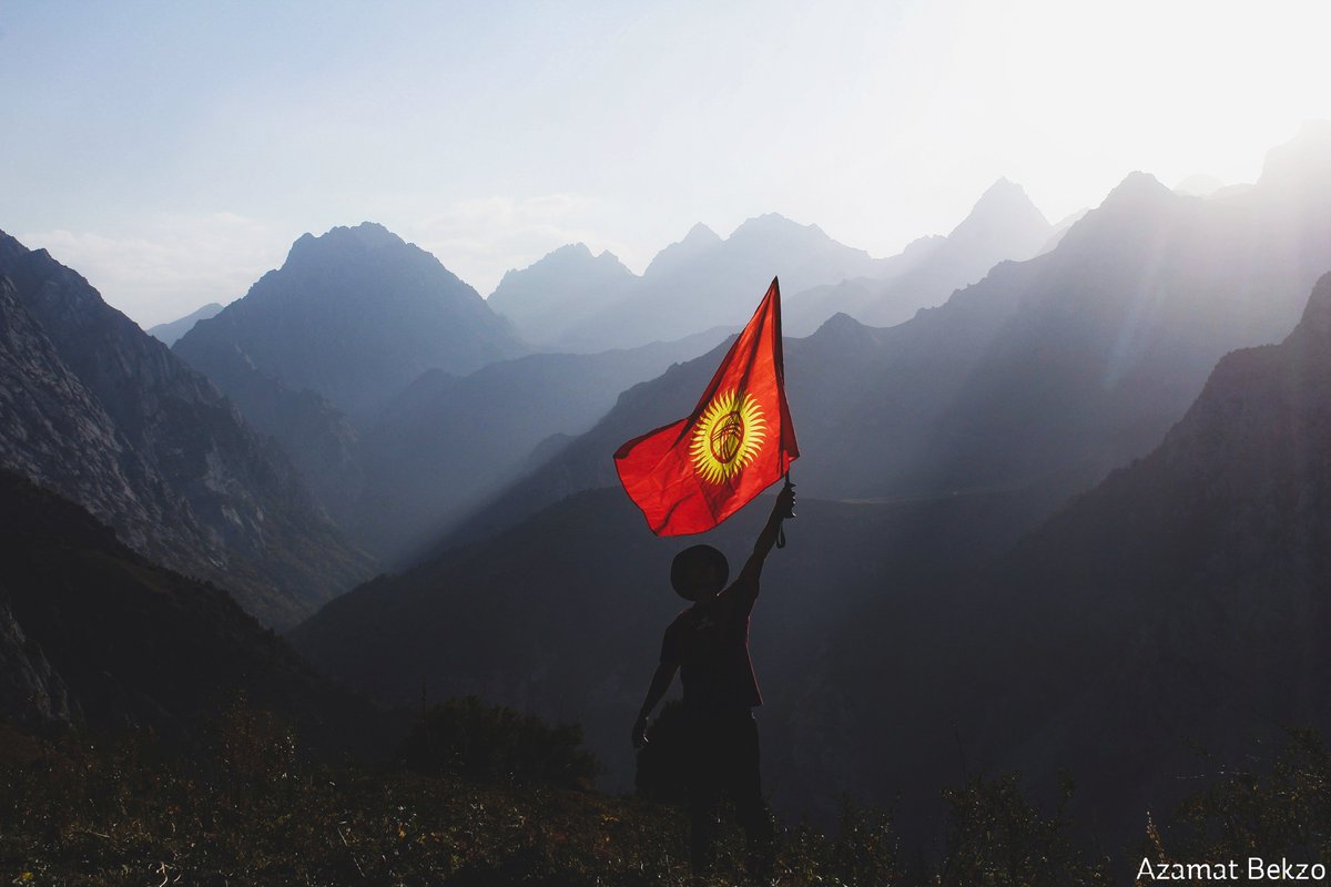 Мен жана башка Швейцариялык, Мексикалык, Кыргыз жарандары КРнын 31.08.1991 жылдан бери расмий Мамлекеттик Туусу болуп келе жаткан Байрагыбызды кандайдыр бир себептен визуалдуу өзгөртүүгө каршыбыз!!!