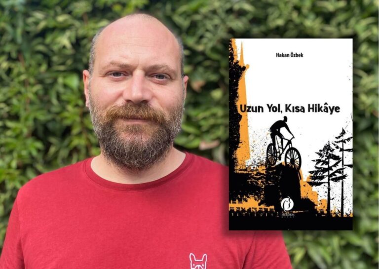 Kültür sanat sektöründe yaptığı çalışmalarla tanıdığımız gazeteci Hakan Özbek ile <a href="/HerdemKitap/">Herdem Kitap</a> etiketiyle çıkan ilk kitabı Uzun Yol, Kısa Hikaye’yi konuştuk.
 gazetesanat.com/gazeteci-hakan…