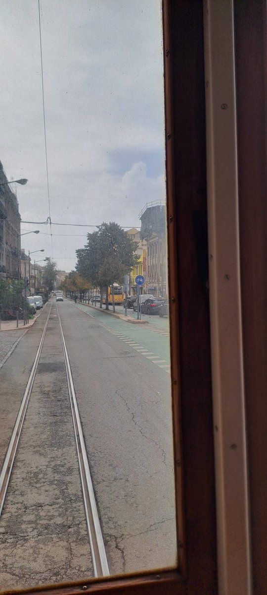 Auch eine Möglichkeit, die Radwege zu legen. Das Problem zugeparkter Radwege oder sich plötzlich öffnender Türen wäre damit entschärft. <a href="/RubeltLh/">Bernd Rubelt Beigeordneter Potsdam</a> , können wir da mal drüber nachdenken, ob es da geeignete Stellen in der <a href="/LH_Potsdam/">Potsdam</a> gibt?