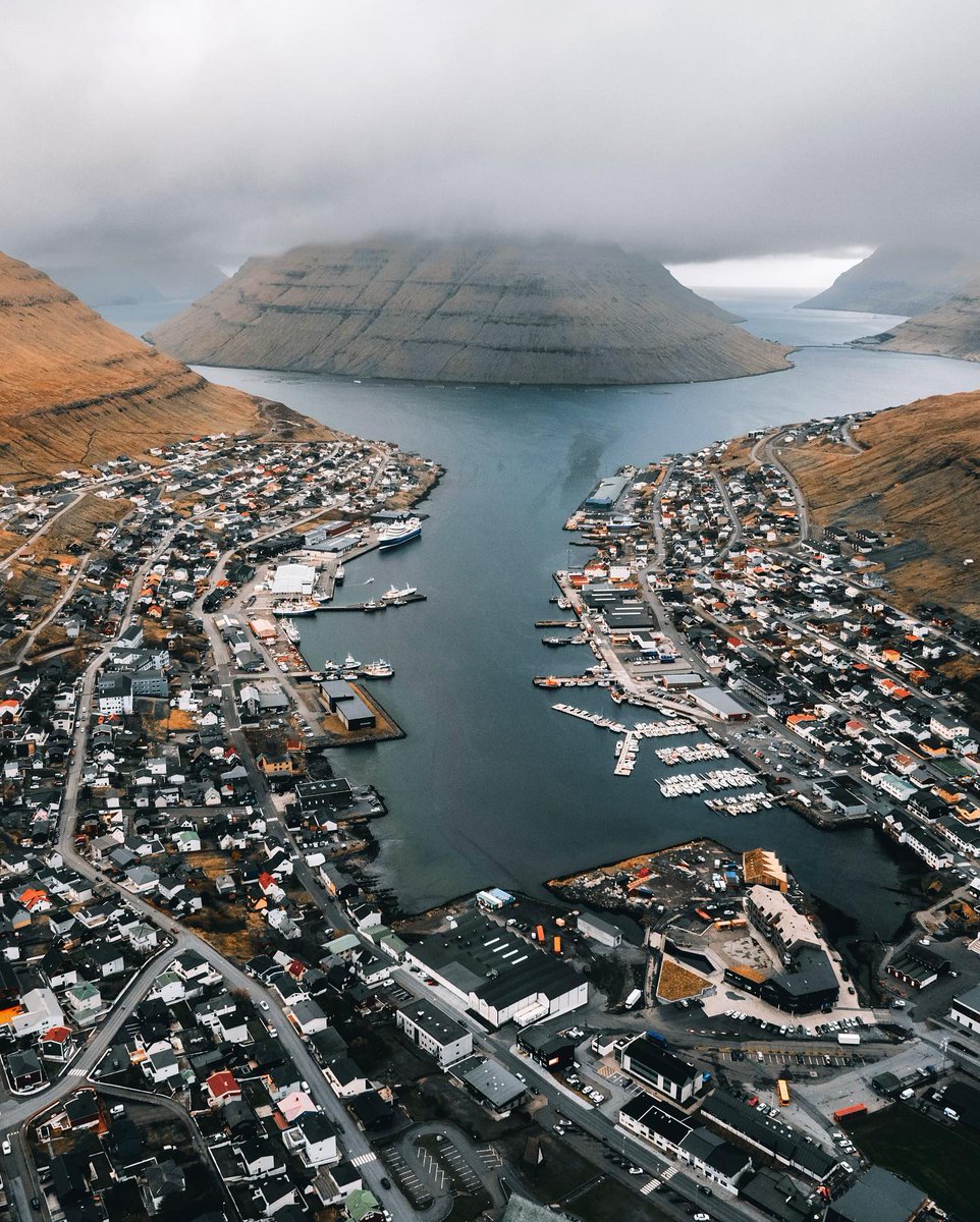 Ich blicke gern zurück auf die Zeit auf den Faröer Inseln 🇫🇴 ganz besonders in Erinnerung blieb die raue und wilde Stimmung und natürlich nicht zu vergessen, Schafe ohne Ende 🐑 
-
-
-
#faroeislands #outplanet #stayandwander #denmark #visualambassadors #nordic #awesomeearth