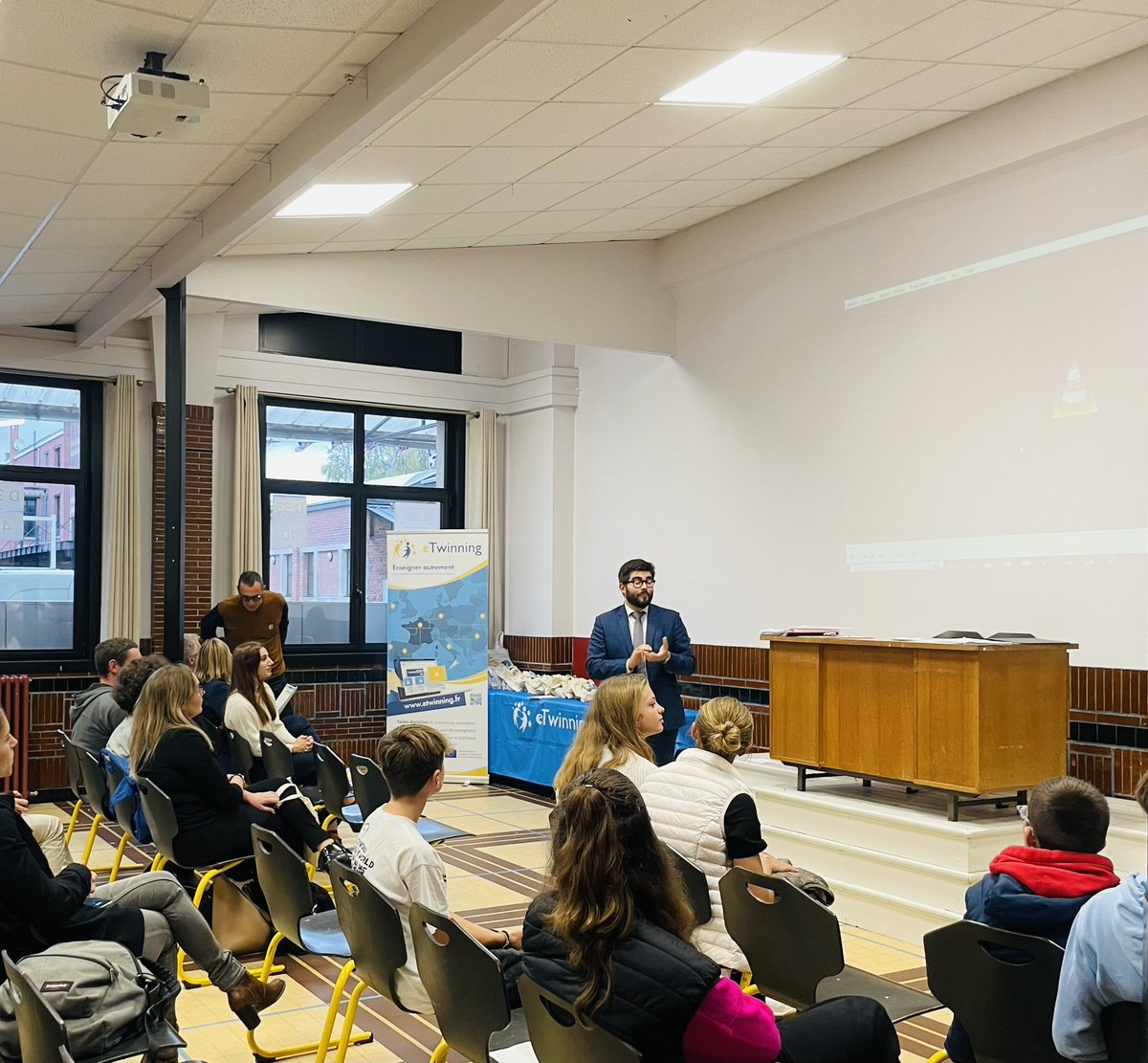 🏅Cérémonie de remise des #labels nationaux et européens aux 70 élèves de 6e et 3eLCE du collège Saint Jude d’<a href="/Armentieresvill/">Ville d'Armentières</a> félicités pour leurs projets #etwinning :

🤖 - "INNOVATEENS";
🌱 - "LET’S BUILD THE 2050 EUTOPIAN SMART CITY";
🤝 "FOR A EUNITED EUROPE"
 
⤵️+d’info