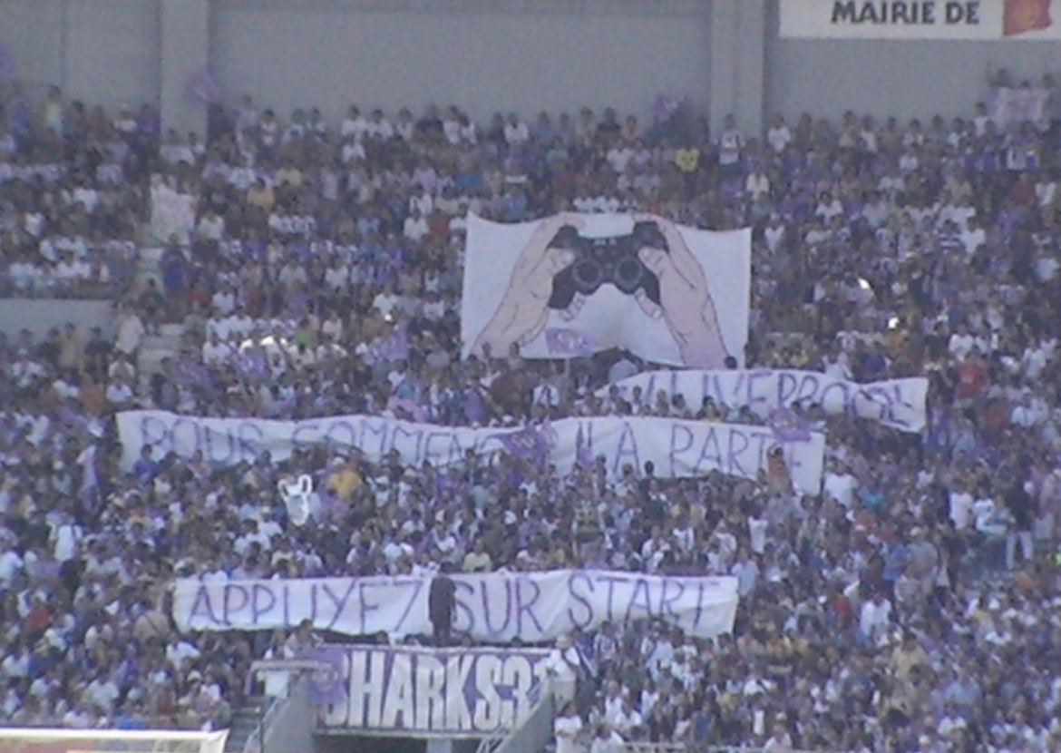 À la veille de #LIVTFC, il est officiellement venue l’heure de dépoussiérer la boîte à archives.

15 Août 2007. Virage Ouest.

Tifo manette de PlayStation.

« TFC / Liverpool: Pour commencer la partie, appuyez sur start. »

Jeunes mais déjà pleins d’autodérision.

<a href="/OldTolosaFC/">Tolosa Old School</a> 💜