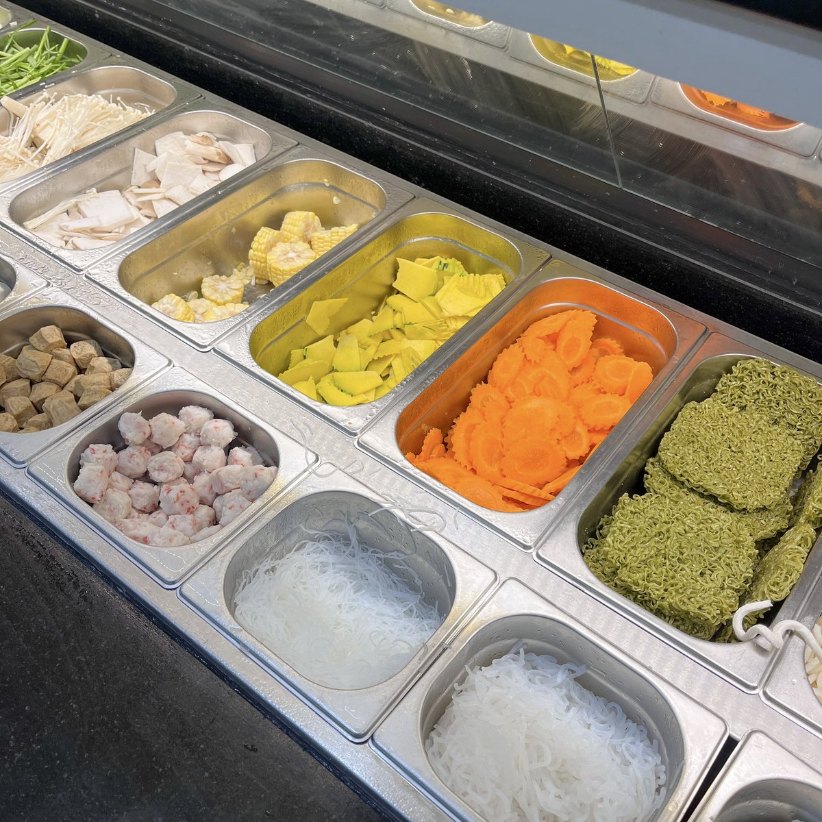 nsnromeo's tweet photo. นัมบะชาบู (บรรทัดทอง) ชาบูร้านนี้คือถูก คุ้ม อร่อย!!! ราคา 269-299-399 net มีน้ำรีฟิลเพิ่ม 39.- คือเร���กินราคา 299 ก็ได้กินเนื้อกับมันกุ้งแล้วอะ 🥹🫶🏻 อร่อยยสุบๆๆ สันคอออสคือดี แป๋มกินชาบูน้ำดำเลือกแบบเข้มข้น น้ำดำดีมากกกก ละน้ำจิ้มอร่อย ชอบสุกี้แซ่บ นางรสจัดสุด ผักเส้นต่างๆคีบเองเลย แค่มีบะหมี่ผักก็ฟินละ ของหวานมีเมลอนกับไอติมด้วย ร้านประจำตอนอยู่มธ. นางเริ่ดมาตลอดด✨ บรรทัดทองคิวนานนะ ชม.นึงได้ กดจองในคิวคิวเอา