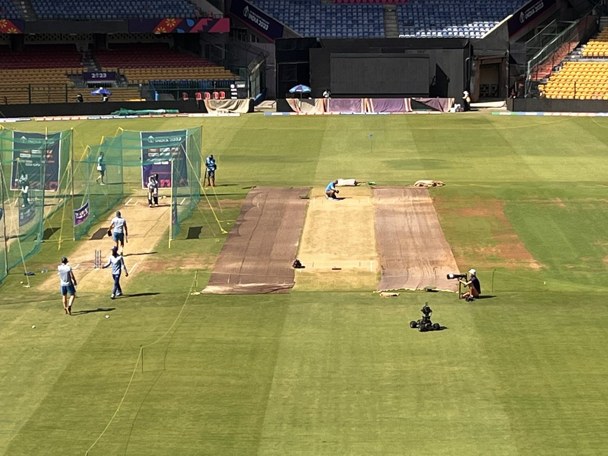 ayebonda's tweet image. Presenting, #PitchView for #EngSL @ the Chinnaswamy. 

A tinge of grass remains, but looks a belter. 

#ICCCricketWorldCup