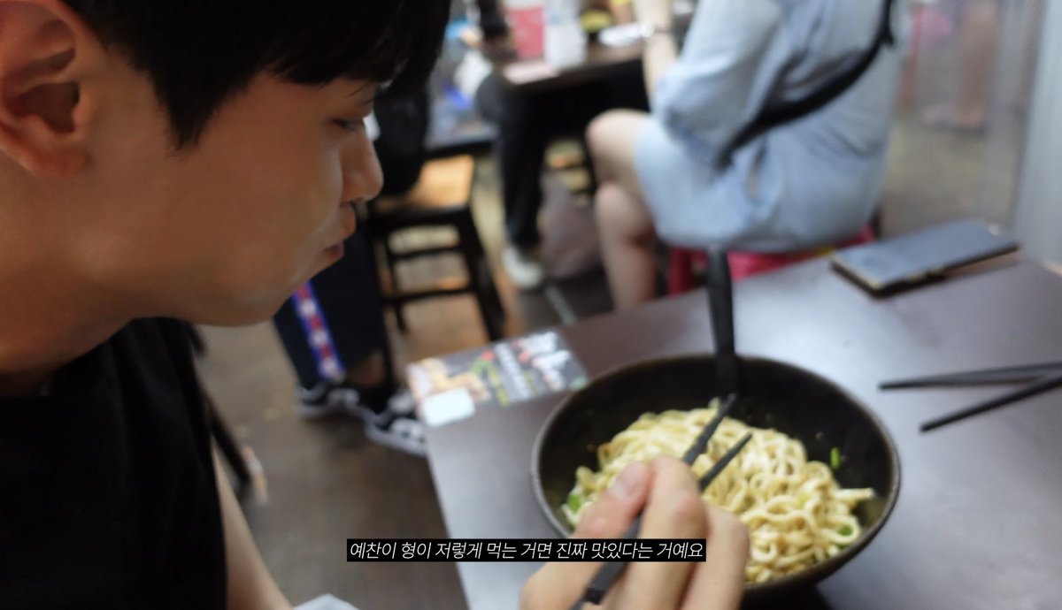 usinayo's tweet photo. 아니 거의 대변인이잖아요 https://t.co/RW8chrI2tf