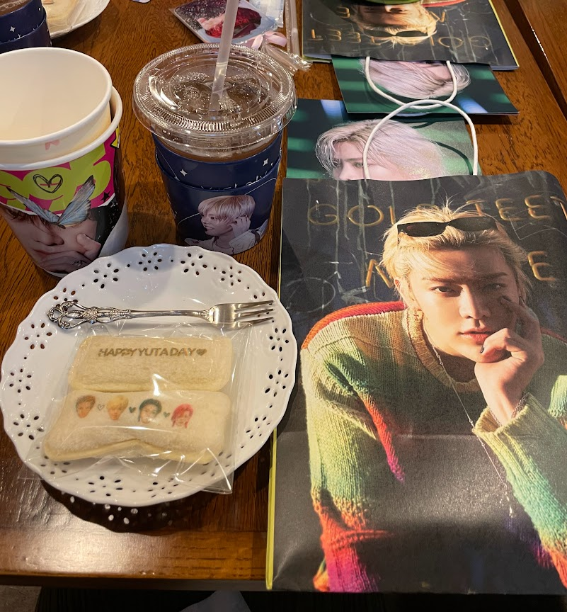 今日はユニカビジョンを拝んでから、<a href="/eventforyuta/">YUTA誕生日カフェ</a> さんの素敵なセンイルカフェへ🍒優しいユタペンさんが話しかけてくださり、一緒に美人でかっこいい悠太くんに囲まれながらとても楽しくお祝いしてきました😊悠太くんお誕生日おめでとう🦋 #HAPPYYUTADAYPROJECT2023  #유타 #YUTA #ユウタ #中本悠太