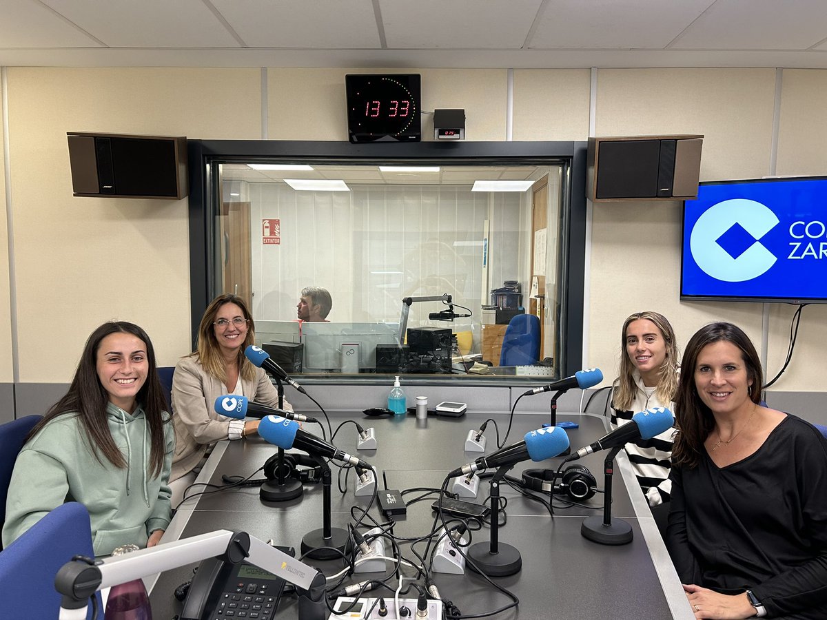 ¡Arranca nuestra tertulia de mujeres! Hoy hablamos de Deporte con <a href="/CrisGarciaT84/">Cristina Garcia</a>, Directora General de Deportes del <a href="/GobAragon/">Gobierno de Aragón</a>, <a href="/ElenaCasao/">Elena Casao</a>, jugadora del <a href="/ZaragozaCFF/">𝗭𝗮𝗿𝗮𝗴𝗼𝘇𝗮𝗖𝗙𝗙</a>, y <a href="/albadiaaz17/">Alba Díaz</a>, jugadora del @ScharZaragoza.