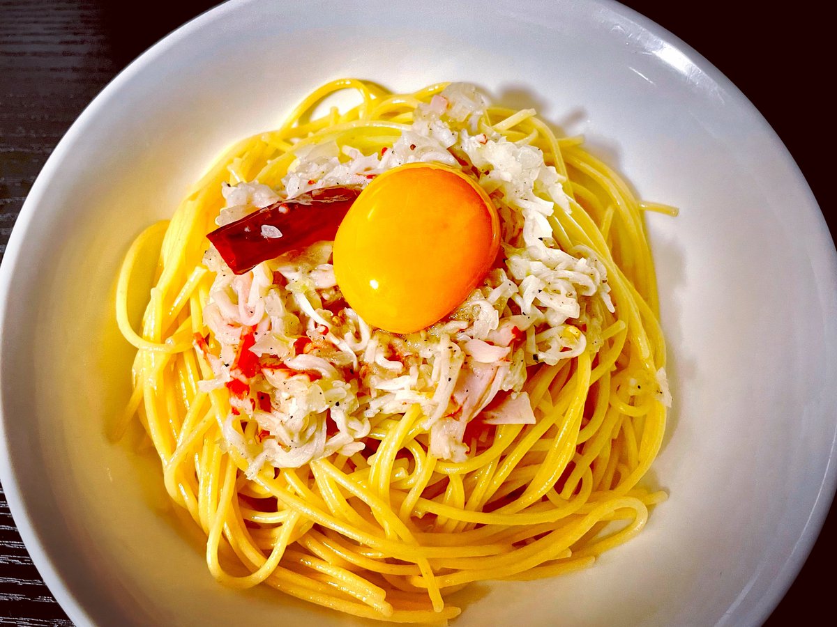 #いいぞの料理
#いいぞの日記
カニカマとおろし玉ねぎの香ばしペペロンチーノ卵黄のせ 