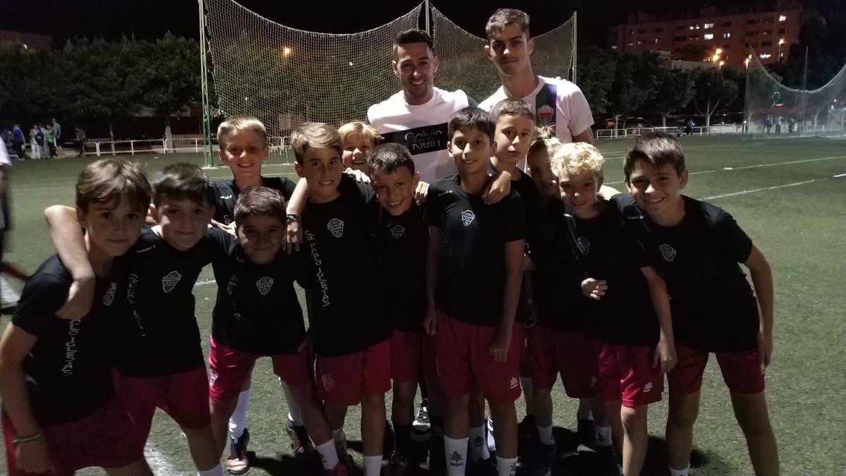Sergio León, jugador del Elche CF, junto a nuestros jugadores del Alevín B. 💚
#cdpabloiglesias #elchecf #alevines #Fútbolbase #Elche