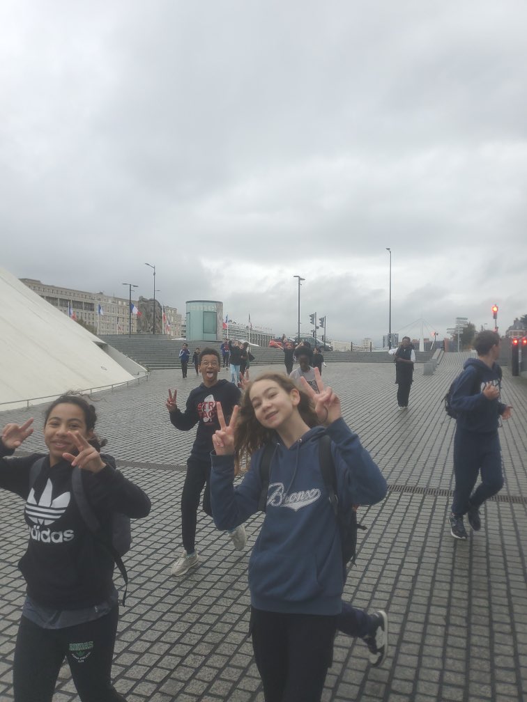 IjcLh76's tweet photo. Vacances Apprenantes et école ouverte au @IjcLh76 !! Nos élèves ont toujours autant de plaisir à venir travailler et profiter d’activités ludiques 🤗🤩!! Au programme révisions, devoirs, eco-randonnées, sport et Transat Jacques Vabre 👏🏽pour cette session d’automne 👌🏽!Bravo à tous https://t.co/0yeCjb0Fo0