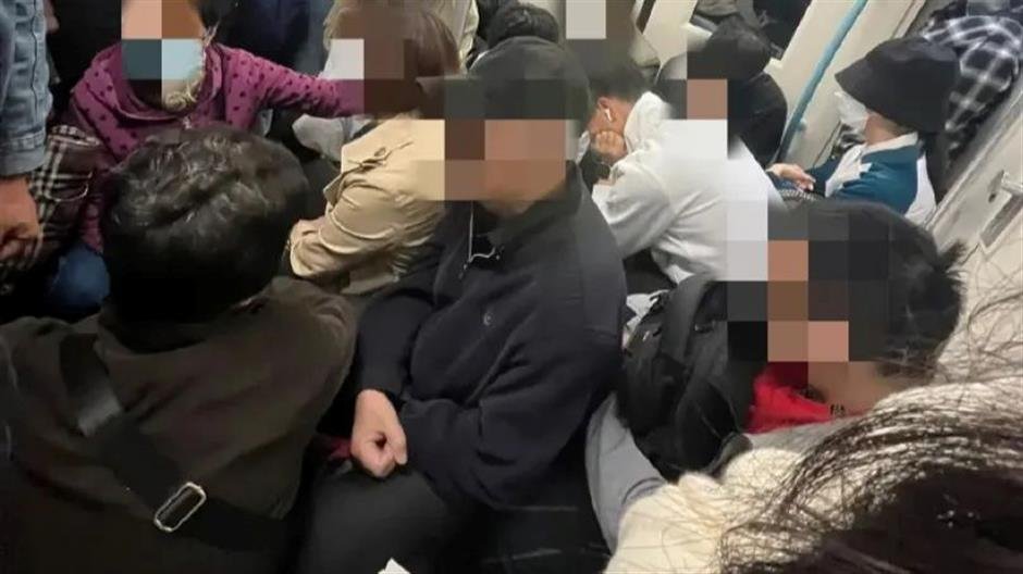 shanghaidaily's tweet photo. #Shanghai #Shentong #MetroGroup reported 76 cases of passengers bringing stools on Lines 11 and 9 this month, albeit it has been clearly banned to use stools in Metro carriages since 2019.
Commuters have complained that stools pose a risk to both sitting and standing riders. https://t.co/vTEDQrKvNU