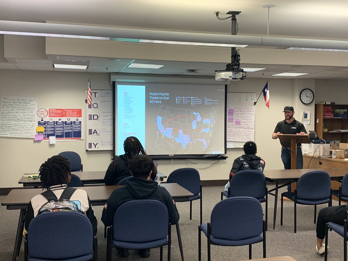 PACE_HS's tweet photo. Thank you Mr. Chambers with Universal Technical Institute for speaking with our seniors. We have several students interested in Diesel Mechanics. Interested in sharing post-secondary options with our students! Email pacecares@duncanvilleisd.org
#CCMRMatters https://t.co/S3rMrvUmf4
