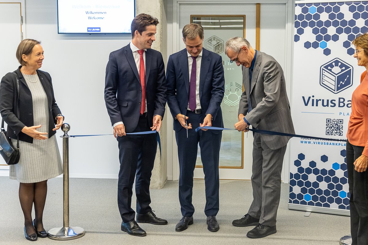 Van België een health &amp; biotech valley maken.

Dat is de belofte die de overheid, onze universiteiten en onze industrie aan elkaar hebben gedaan. En we houden ons eraan.

Trots om 's werelds eerste Virusbank in te huldigen met Frank Vandenbroucke, <a href="/ThomasDermine/">Thomas Dermine</a> en <a href="/KU_Leuven/">KU Leuven</a>.