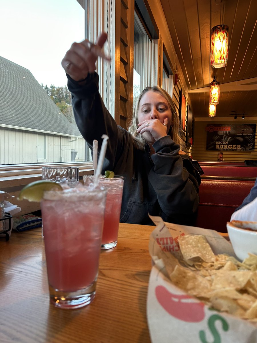 MiaSilvs's tweet photo. #chilisgrillandbarbz https://t.co/nBv9rLThj6