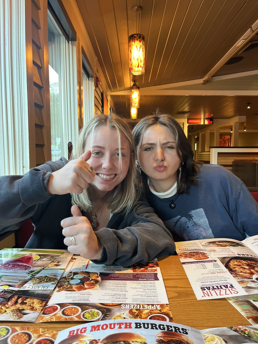 MiaSilvs's tweet photo. #chilisgrillandbarbz https://t.co/nBv9rLThj6