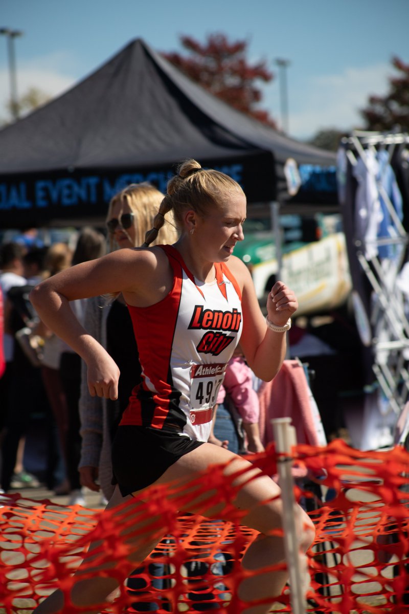 LCPanthersTrack's tweet image. Congratulations Sawyer for qualifying to State 3 years in a row... a decisive move at 700 meters and a strong finish placed her 4th overall in Region 3-AAA