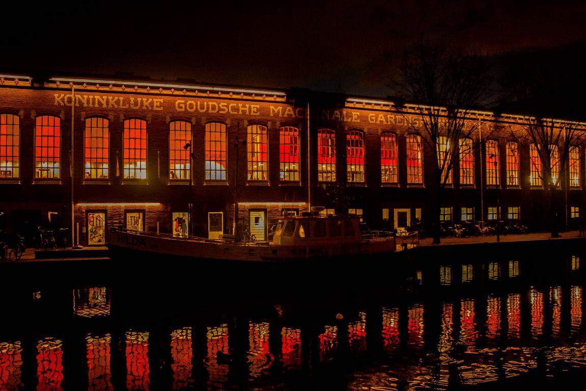 Vandaag start de campagne #OrangeTheWorld waarin aandacht wordt gevraagd voor #GeweldTegenVrouwen. Thema: Veiligheid, overal en altijd. Uiteraard doen wij hier ook aan mee en is Cultuurhuis Garenspinnerij oranje uitgelicht. Doe jij ook mee? #preventie #Gouda #medestander