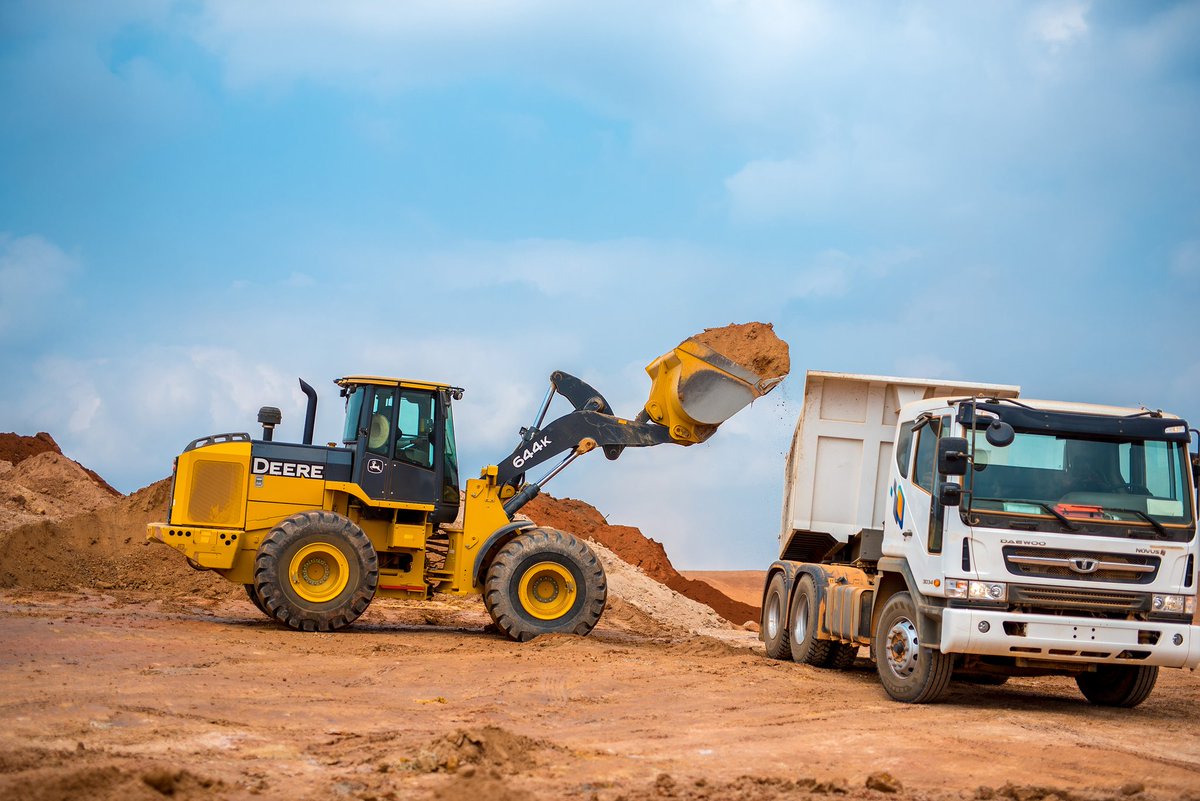TATAafricangltd's tweet photo. John Deere Machinery - The heartbeat of your construction projects. 

Precision, performance, and professionalism in the solutions &amp; technology we provide . 🏗️

#ConstructionHeroes #Graders #dozers #excavators #JohnDeereConstruction #BuildingProgress #ReliableMachinery https://t.co/82x1T2cxNF
