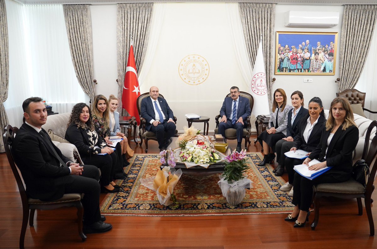 Mahmut__ozay's tweet photo. 🔺 Millî Eğitim Bakanı Yusuf Tekin, atama bekleyen öğretmenlerle makamında görüştü. Prof. Dr. Levent Eraslan’ın katkılarıyla gerçekleşen buluşmada Türkiye yüzyılında öğretmenlik mesleğinin bütün boyutları ele alındı. https://t.co/Vh4AMgTYiR