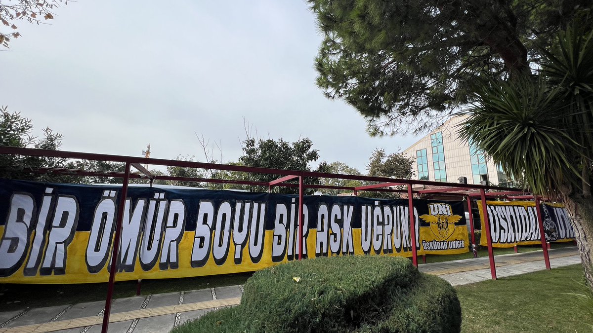UskudarUNIGFB's tweet photo. BİZİM OLDUĞUMUZ HER YER BİZİMDİR! 

Stand çalışmamızın 1. gününde Güney Yerleşkede standımızı açmış bulunmaktayız. Fenerbahçeli herkesi üye olmaya bekliyoruz. #UNIGFB https://t.co/ZfliQjgLbj
