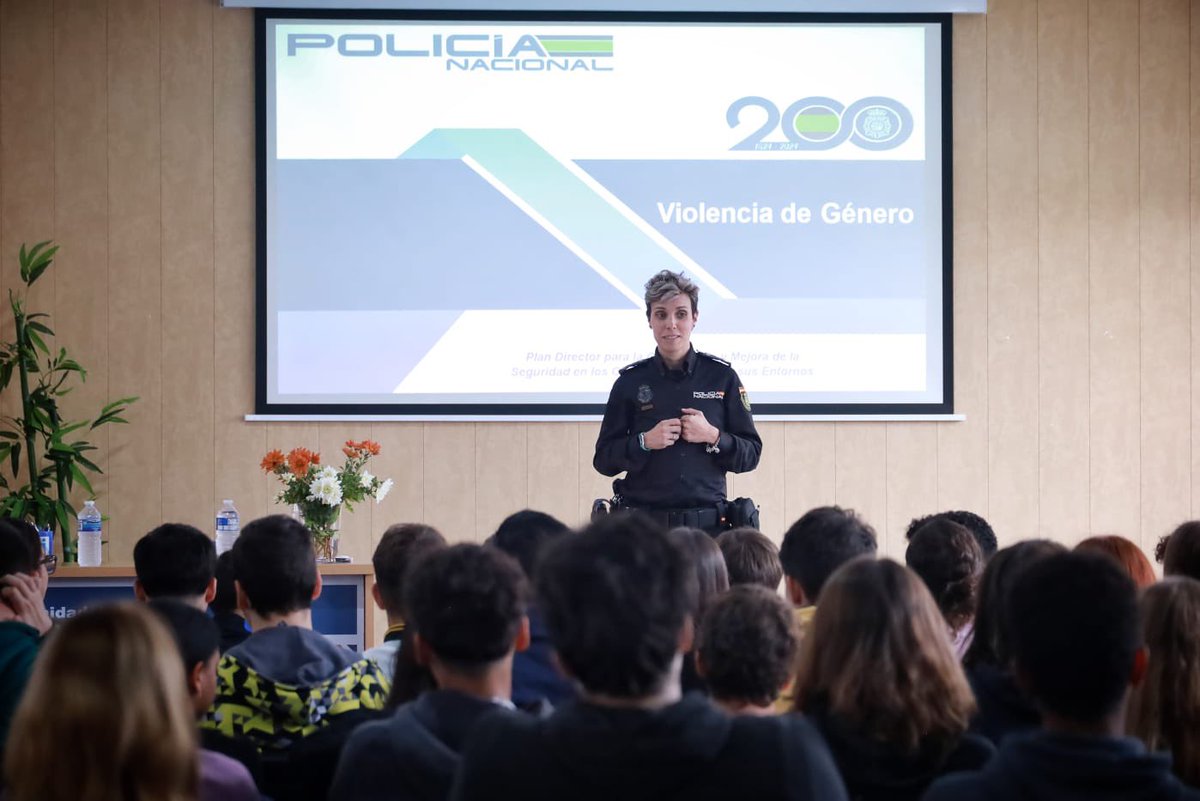 franmartagui's tweet photo. 🏫Hemos inaugurado el Plan Director para el curso 23/24 en #Getafe con una charla sobre la #ViolenciaDeGénero

Una importante herramienta para formar y sensibilizar a los más jóvenes en materias relacionadas con su #Seguridad y que les acerca a las Fuerzas y Cuerpos de Seguridad. https://t.co/YW8v2CnYqI