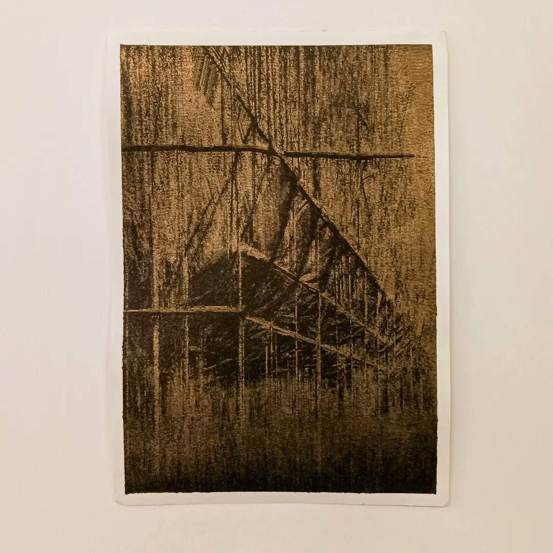 A4  laser &amp; gold pigment 
🎨 Created software to turn pixels into laser beams &amp; developed a non-toxic, eco-friendly UV-reactive formula for pigment prints. With brushes in hand, each print is manual, making every one truly unique. 🖼️ #Artistry #Innovation #printmaking #Nantes