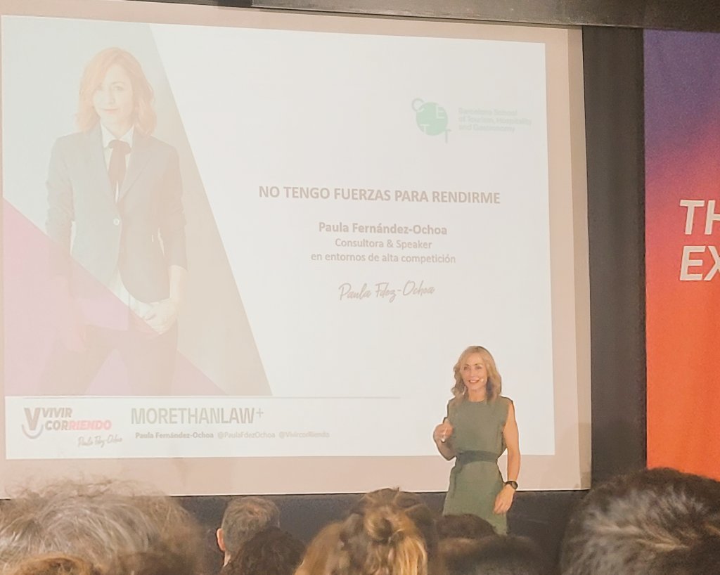 Inspiradora xerrada de <a href="/PaulaFdezOchoa/">Paula Fdez-Ochoa</a> a l'acte d'inauguració del 54è curs acadèmic del <a href="/CETT_UB/">CETT</a> #NoTengoFuerzasParaRendirme