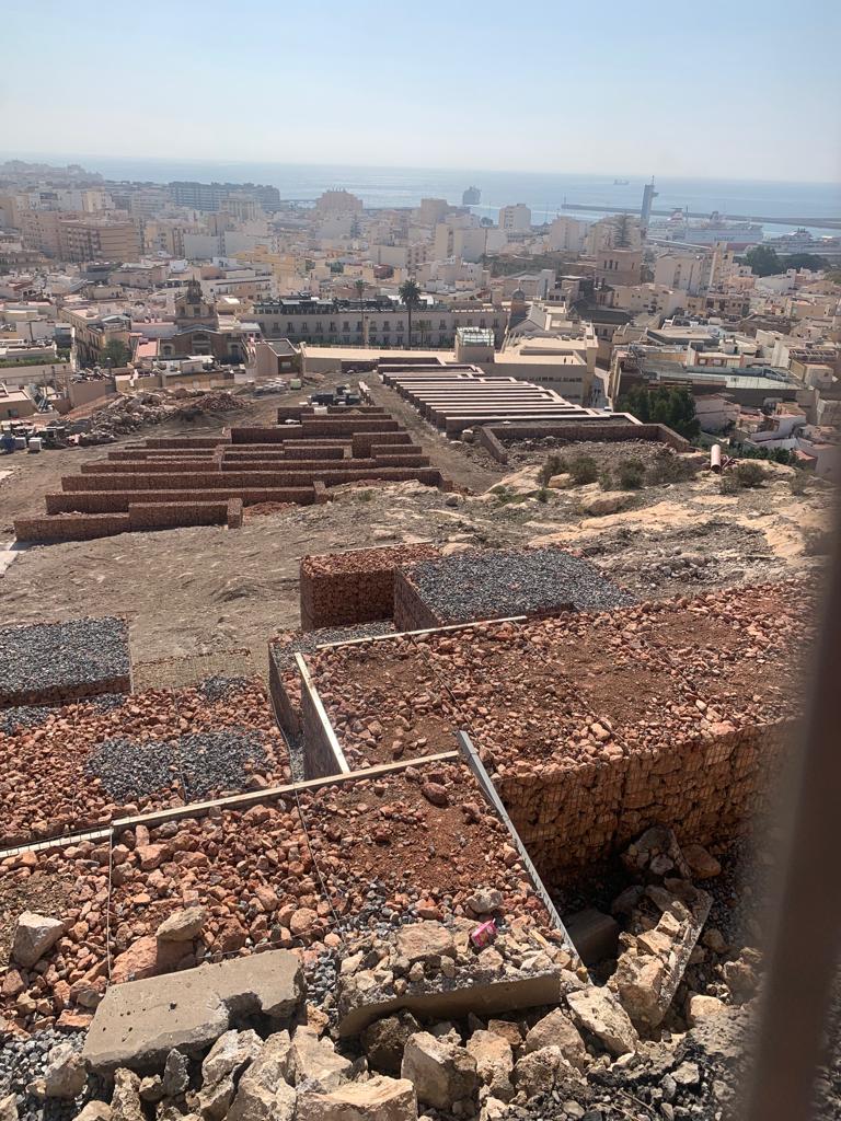 SAN CRISTÓBAL. ALMERÍA.
¿La escalera al cielo?
¿Se está retomando la idea primigenia de subir al Cerro desde Convento las Claras en Plaza Vieja , que iniciara el arquitecto Guillermo Langle en 1930?
Muchos ojos mirando las Murallas y su actual rehabilitación 📷📷📷
Foto JJ Jota.